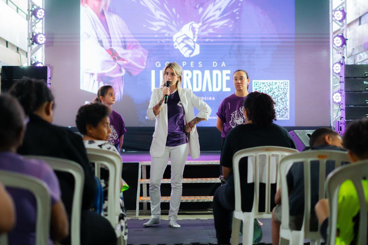 Maira Bandeira em evento de defesa pessoal